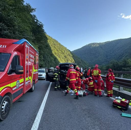 Accident grav pe Valea Oltului (DN7). Bucată de stâncă prăbușită peste un autoturism: Un bărbat a murit.|Foto: IGSU - Inspectoratul General pentru Situații de Urgență