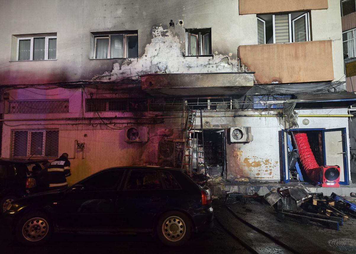 Incendiu la un bloc de pe strada Fântânele: apartamente afectate de fum și două autoturisme distruse. Zeci de locatari s-au autoevacuat.|Foto: ISU Cluj