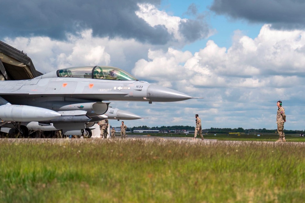 Un avion F-16 al Forțelor Aeriene Române a doborât duminică o dronă / Foto: Radu Miruță- Facebook
