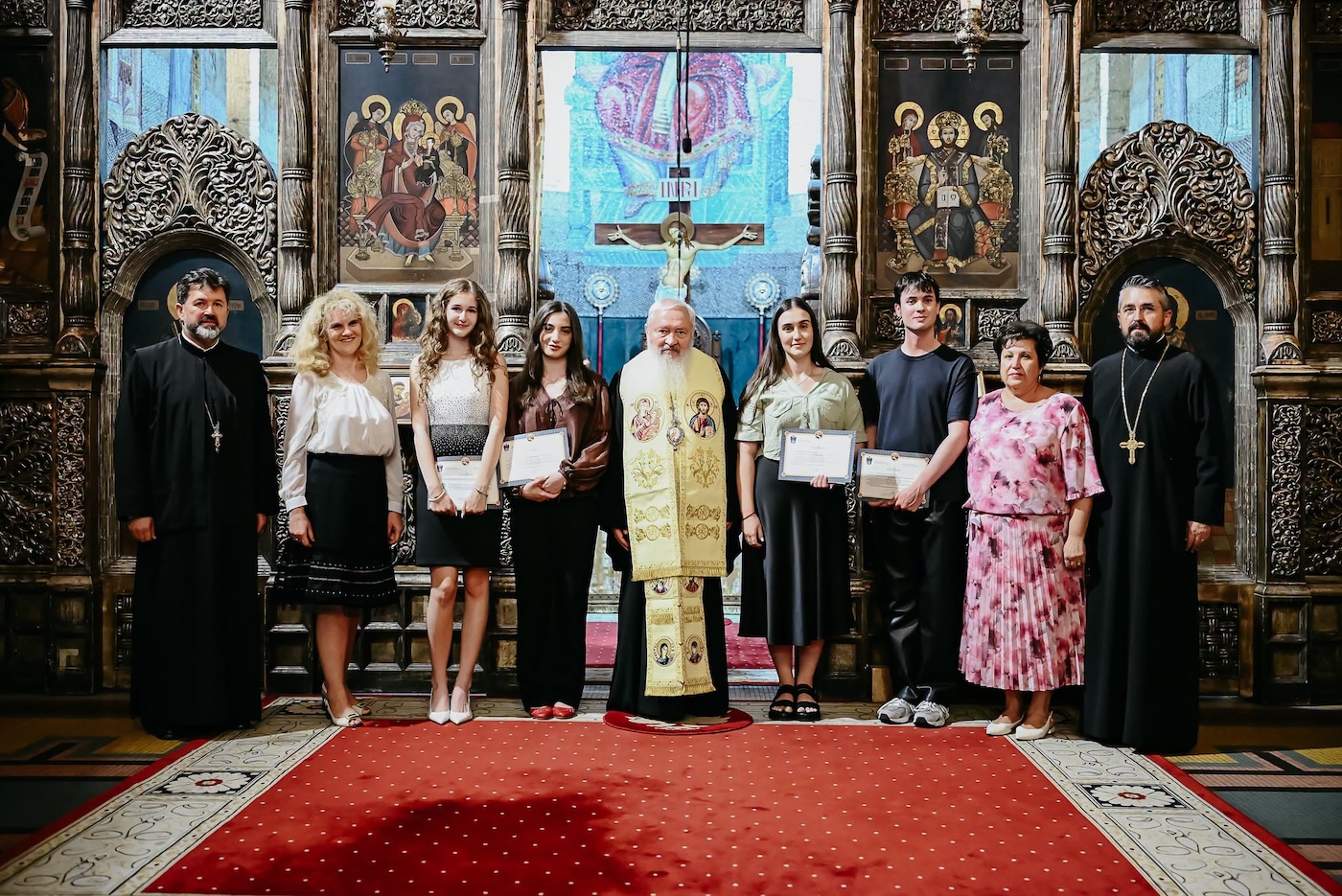 Cei patru elevi clujeni care au obținut media 10 la Bacalaureat 2026 au fost premiați de Mitropolitul Andrei | Foto: Facebook