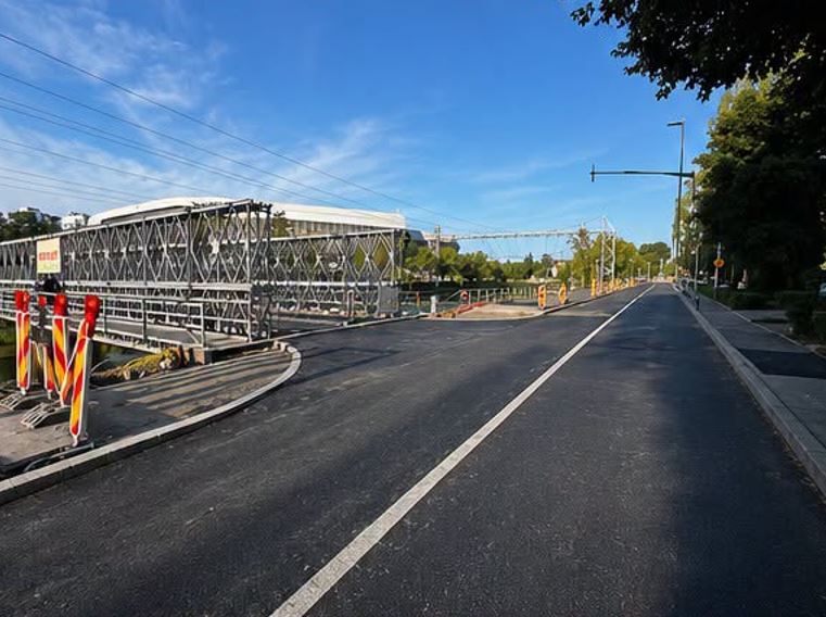 Podul Garibaldi: se asfaltează accesul spre podul provizoriu. Lucrări de racordare la rețeaua rutieră|Foto: Primăria Cluj-Napoca - Facebook