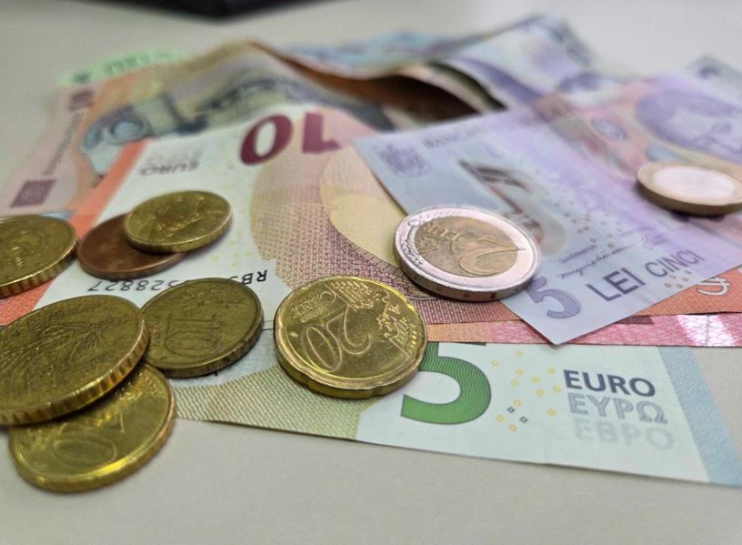 Leul se depreciază puternic: Euro se apropie de pragul de 5