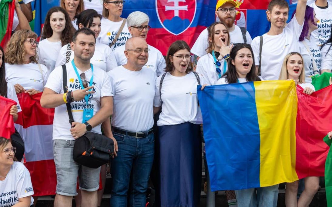 Ce conține „trusa” lui Emil Boc pentru Untold?|în imagine: Primarul Emil Boc alături de festivalieri