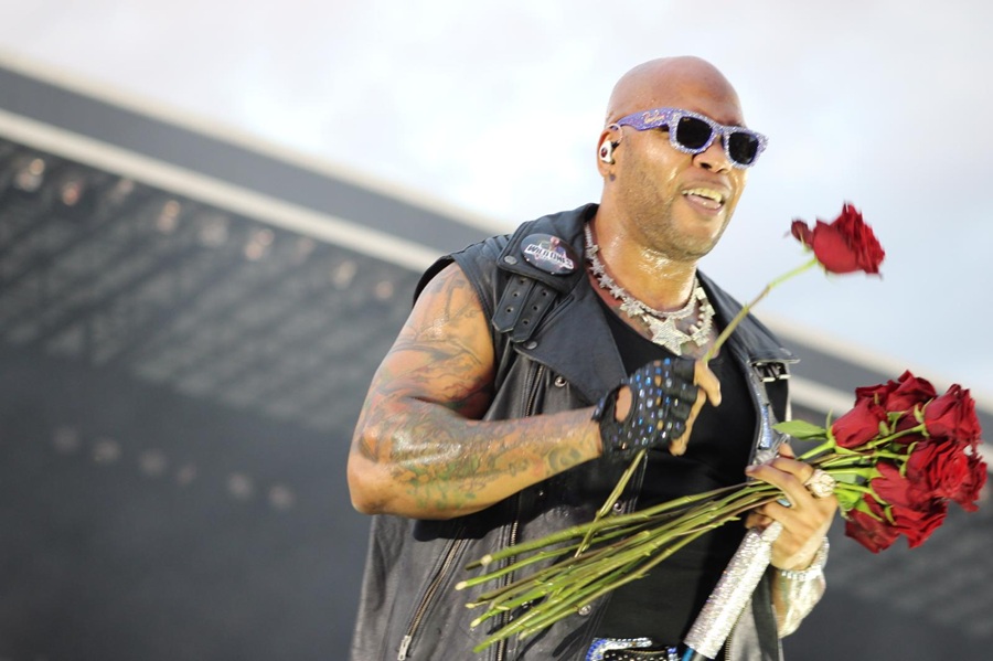 Flo Rida a apărut pe scenă cu un buchet uriaș de trandafiri roșii. | Foto: Sergiu TĂMAȘ / monitorulcj.ro