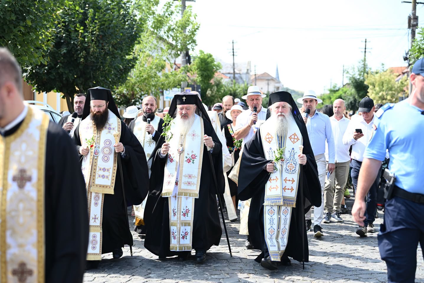 Mii de credincioși s-au adunat sâmbătă