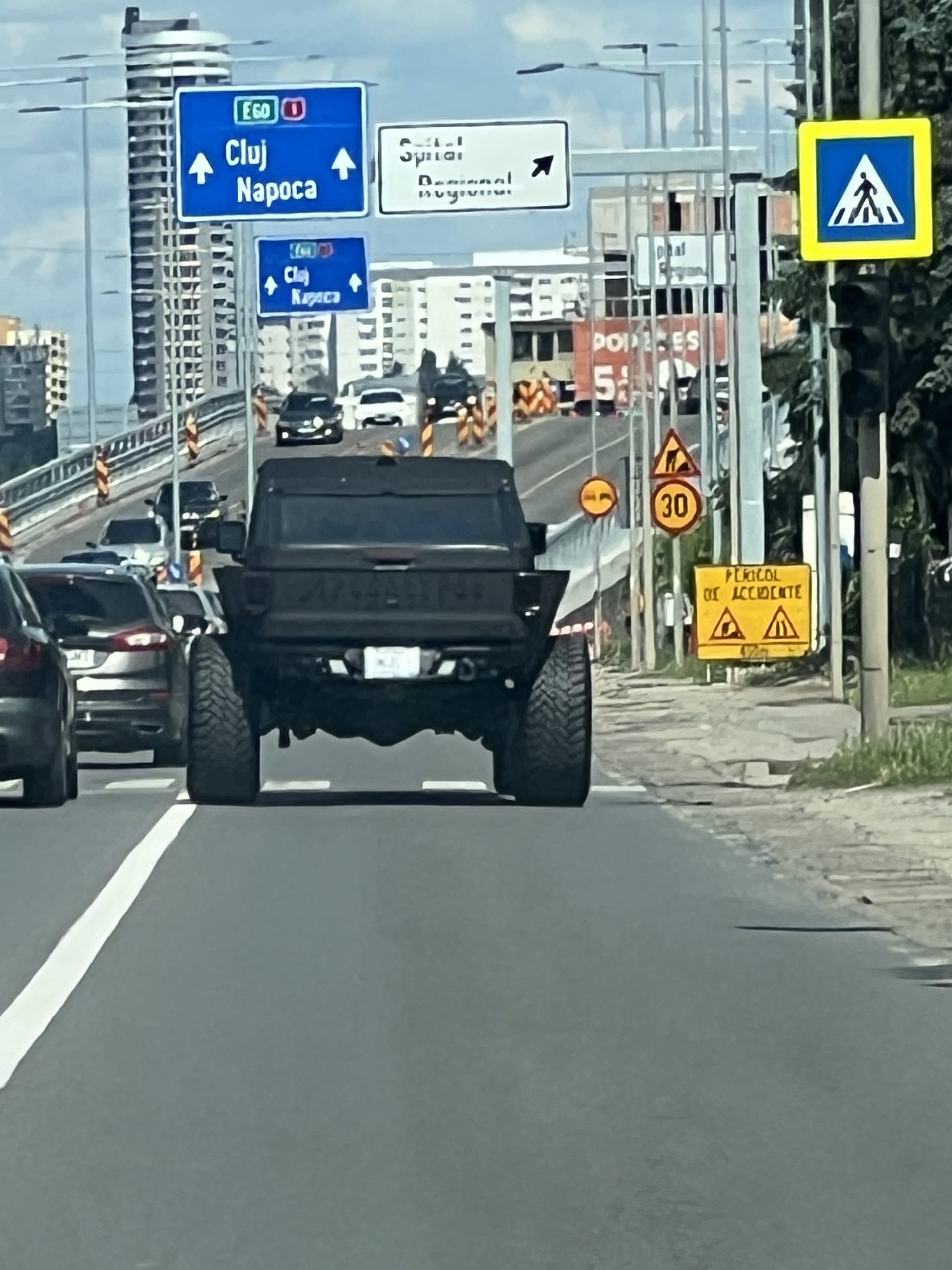 Sensul giratoriu din zona BMW din Florești va fi desființat și mutat în zona viitorului Spital Regional de Urgență. Fotografie realizată în timpul lucrărilor la pasaj