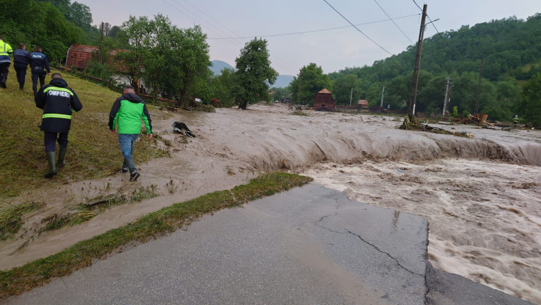 afectate de inundații! Autoritățile promit bani pentru reparații