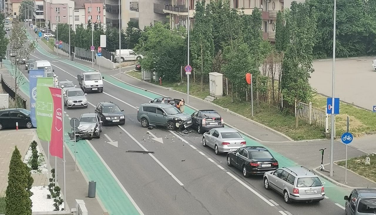 într-un ACCIDENT din Cluj-Napoca. O femeie a fost dusă la spital.