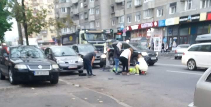 LOVIT în plin de o mașină în Cluj-Napoca. Bărbatul a ajuns la spital