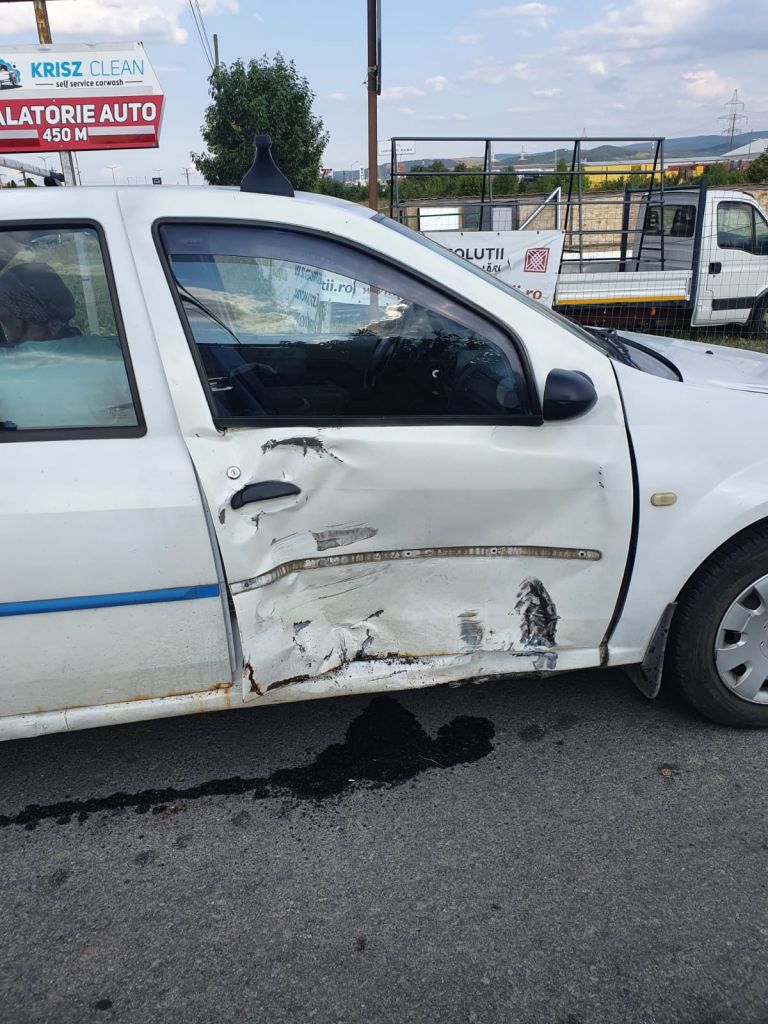 Accident între o motocicletă și o mașină, în Gilău. Două persoane rănite, duse la spital. FOTO