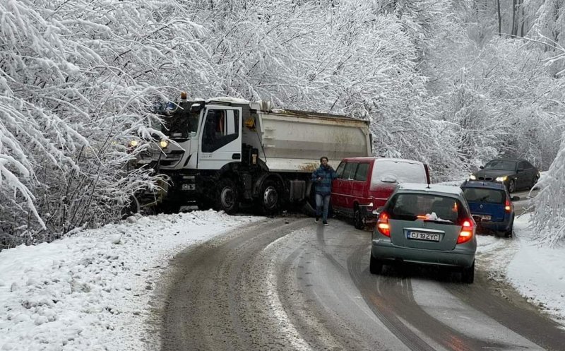 au început și accidentele! Drumul județean Făget-Sălicea dă bătăi de cap șoferilor
