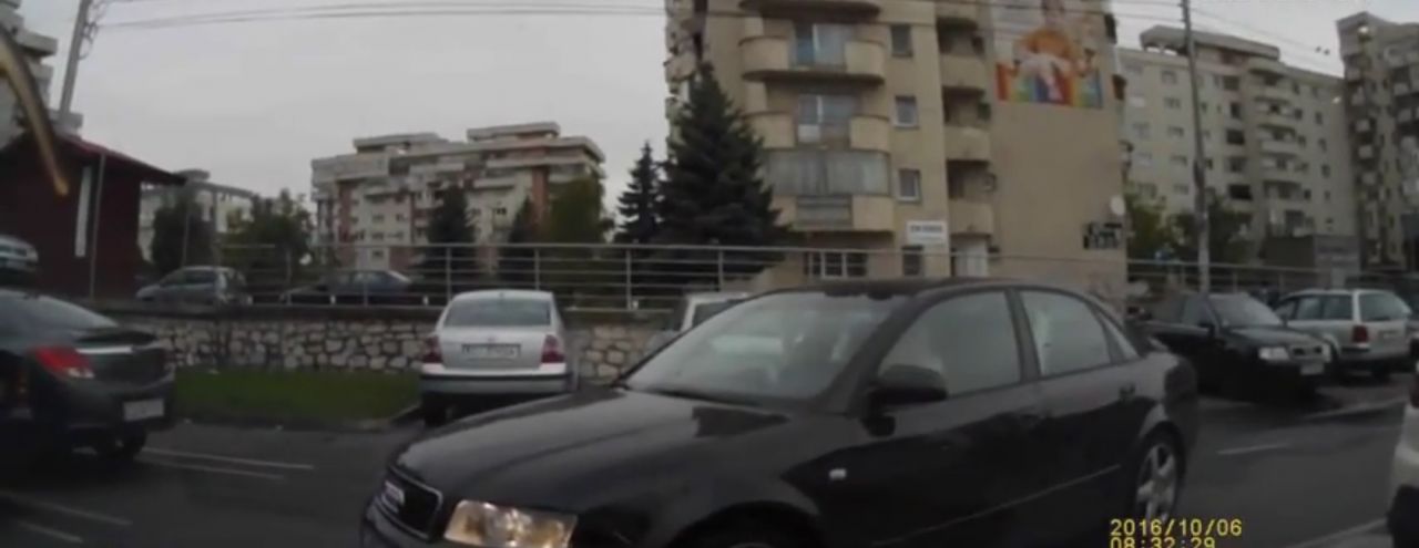 O șoferiță grăbită a fost cât pe ce să producă un accident – VIDEO