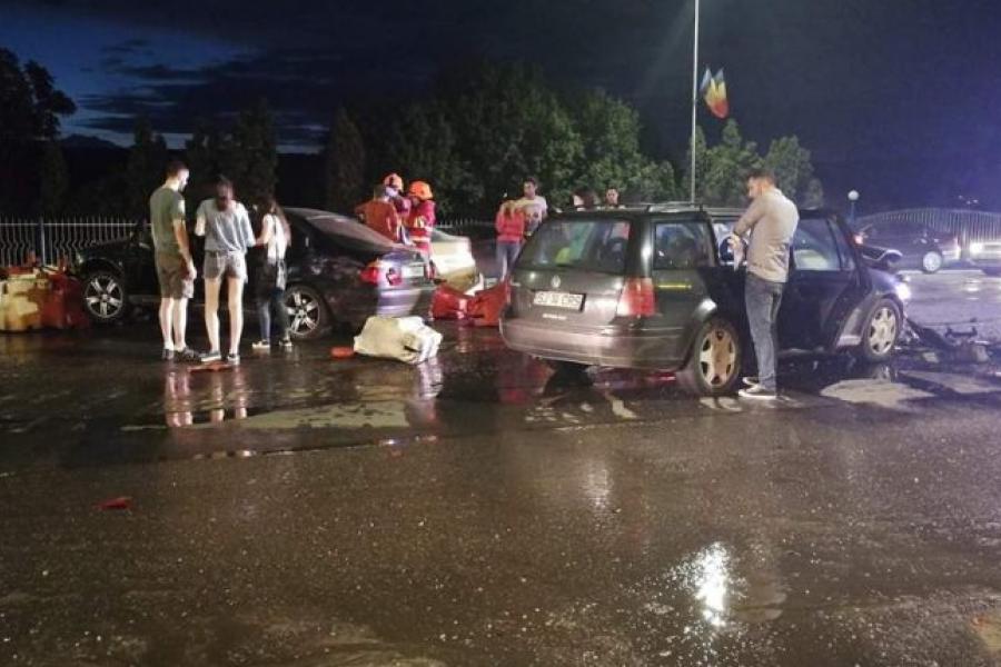 Accident grav lângă Metro. Un BMW a zburat peste parapete și a lovit o mașină