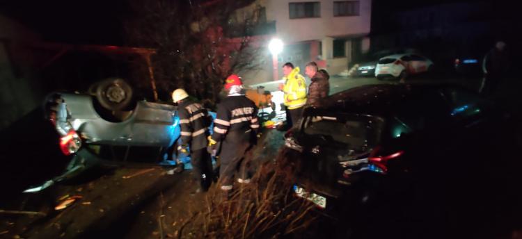 Un tânăr de 17 ani, beat și fără permis, a făcut praf două mașini și o țeavă de gaz