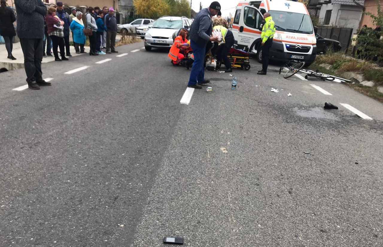 Un biciclist care a tăiat calea unui șofer la Dej