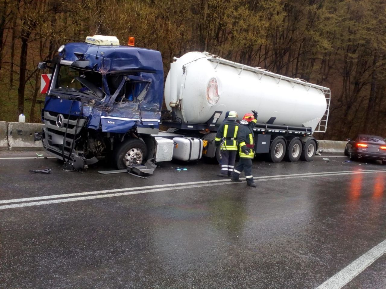 Accident între o cisternă și un camion