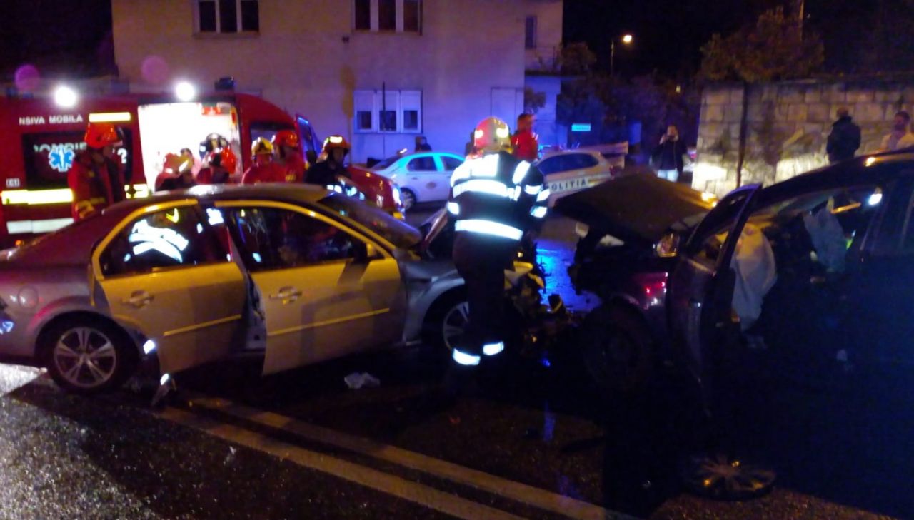 FOTO Trei adulți și doi copii răniți într-un accident pe Calea Turzii