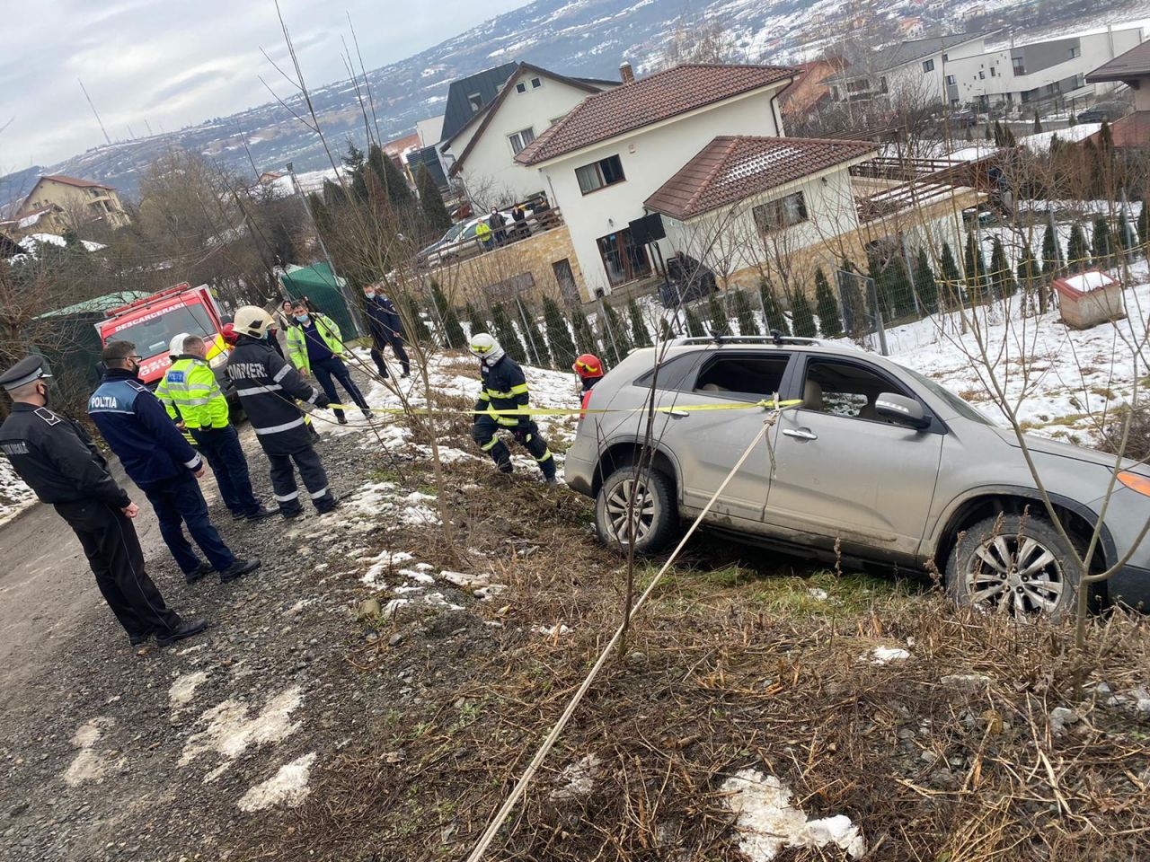 pe strada Mihail Sebastian. Trecătorii au oprit prăbușirea mașinii de la 8 metri înălțime