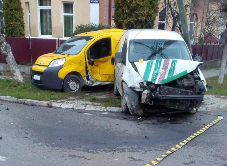 Trei victime au ajuns la spital după ce două mașini s-au ciocnit și au lovit un pieton la Dej