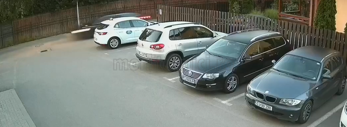 înregistrat de o cameră de supraveghere! Șoferul gonea nebunește