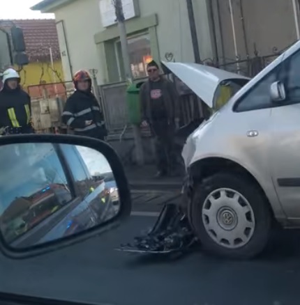 O mașină și un camion s-au ciocnit la Florești