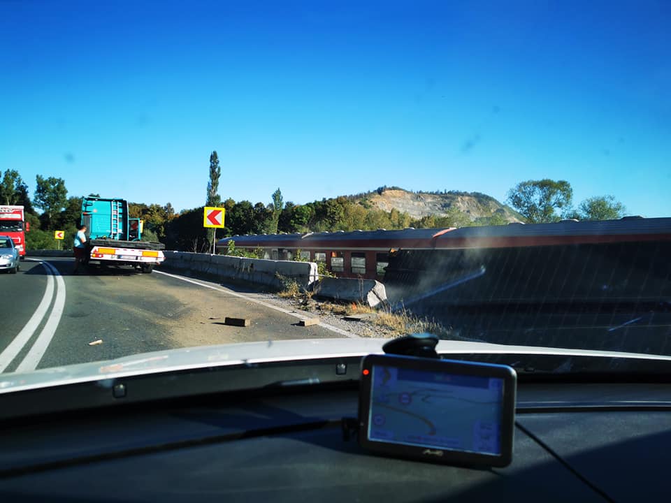 ACCIDENT grav în apropiere de Huedin! Remorca unui TIR a lovit o garnitură de tren