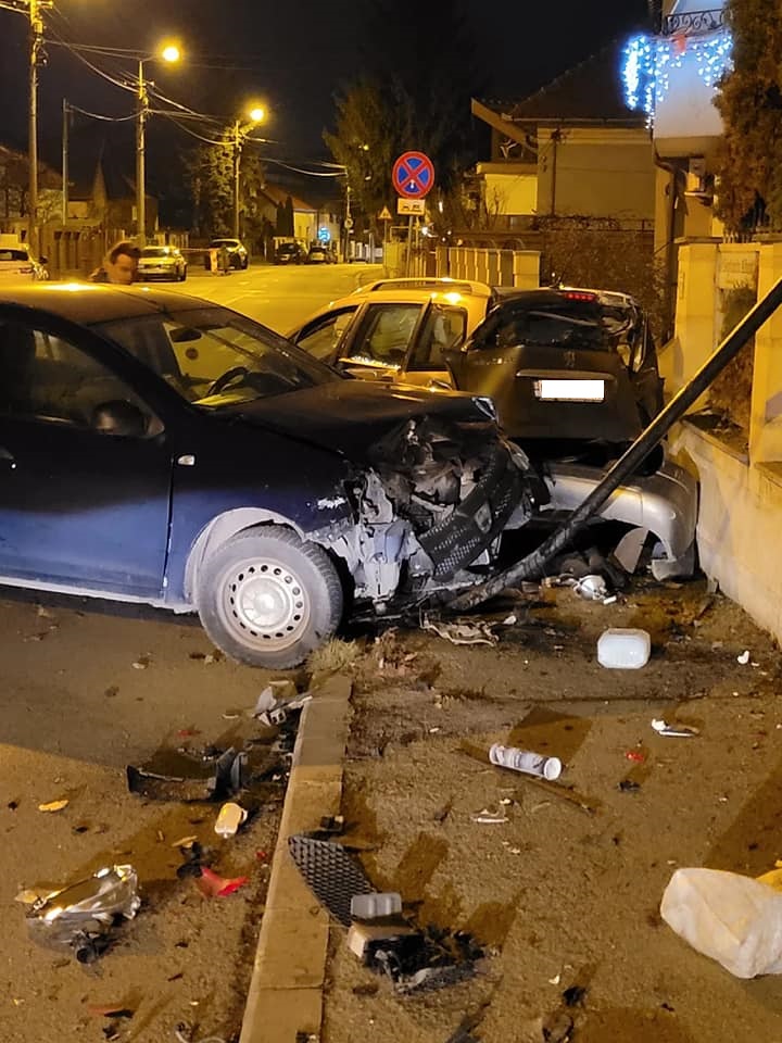 la miez de noapte. Șoferii au scăpat fără zgârieturi