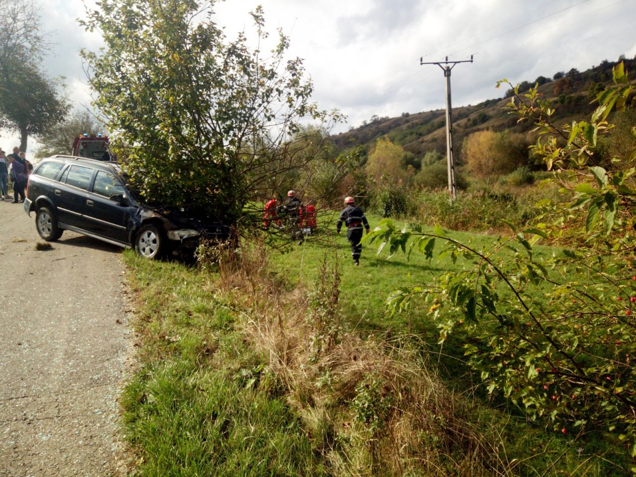 Șoferul beat și fără permis care a intrat într-un copac