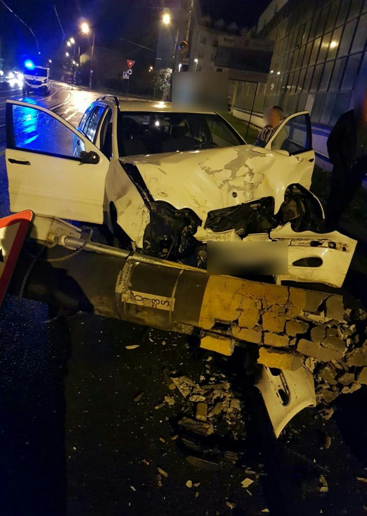 ACCIDENT pe strada Oașului. A intrat cu mașina într-un stâlp