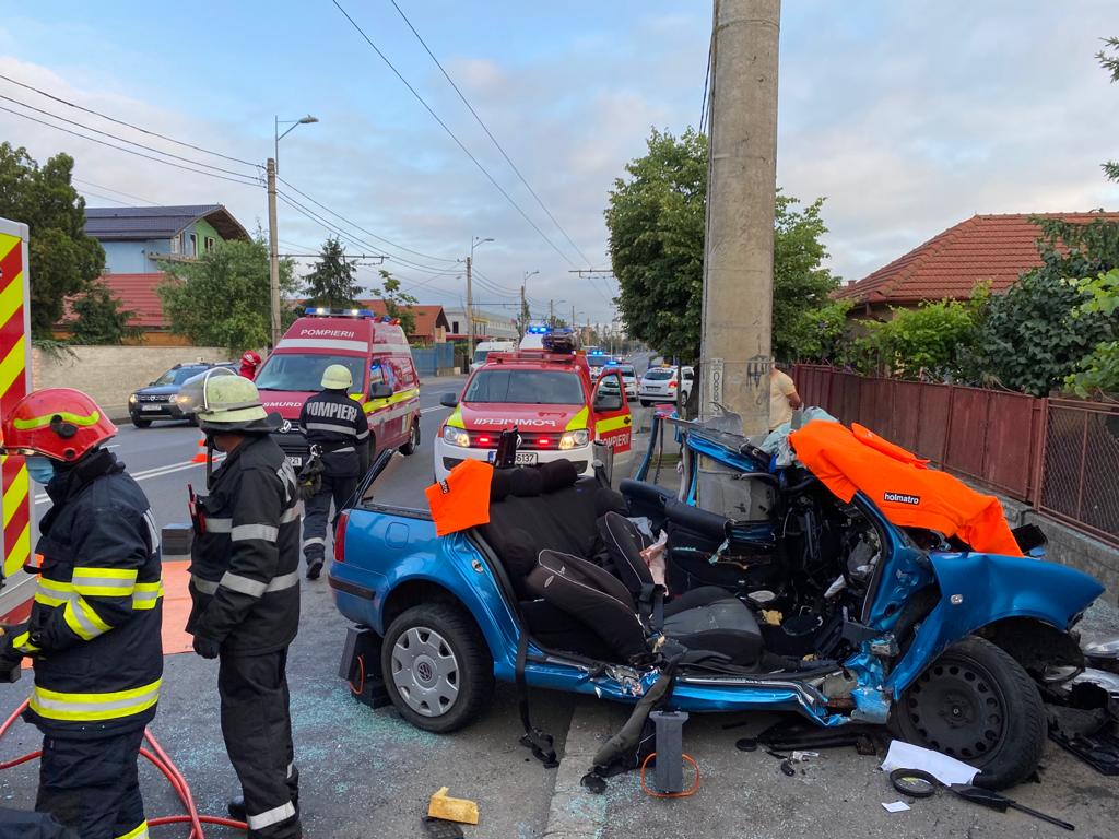 Accident grav pe o stradă din Cluj. Trei persoane au rămas ÎNCARCERATE