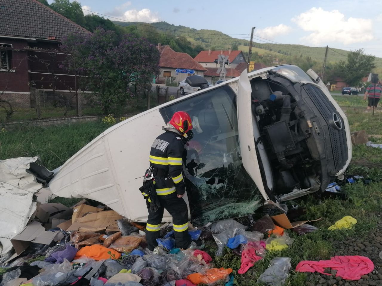 Un accident grav de circulație a avut loc vineri seară într-un sat din județul Cluj. Mașina unui șofer care nu s-a asigurat când a trecut calea ferată a fost spulberată din plin de un tren.