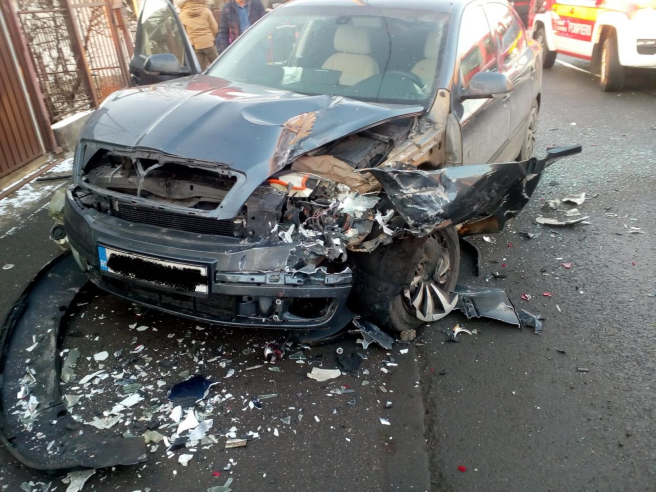 Două mașini implicate într-un accident pe Frunzișului. Patru victime au ajuns pe patul de spital