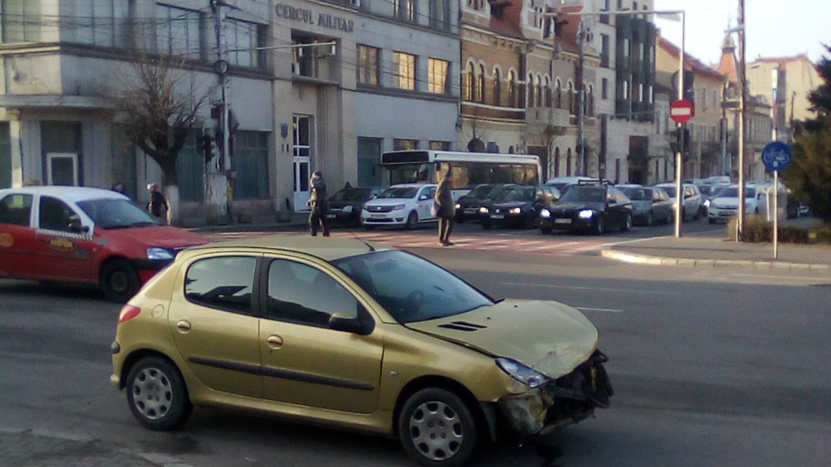 Accident în centrul Clujului. O ambulanţă aflată în misiune, lovită de un autoturism  FOTO