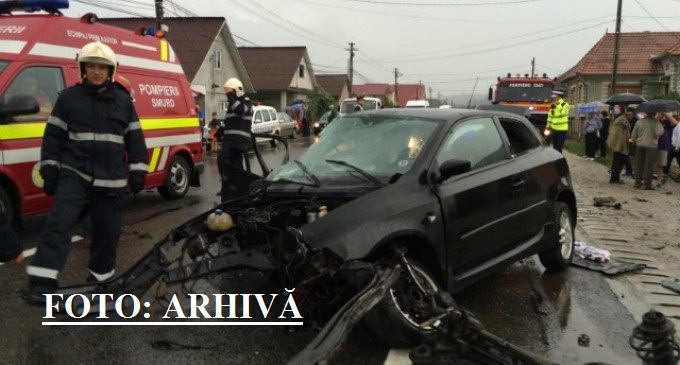 Depăşire periculoasă făcută de un şofer. S-a lovit frontal de o maşină