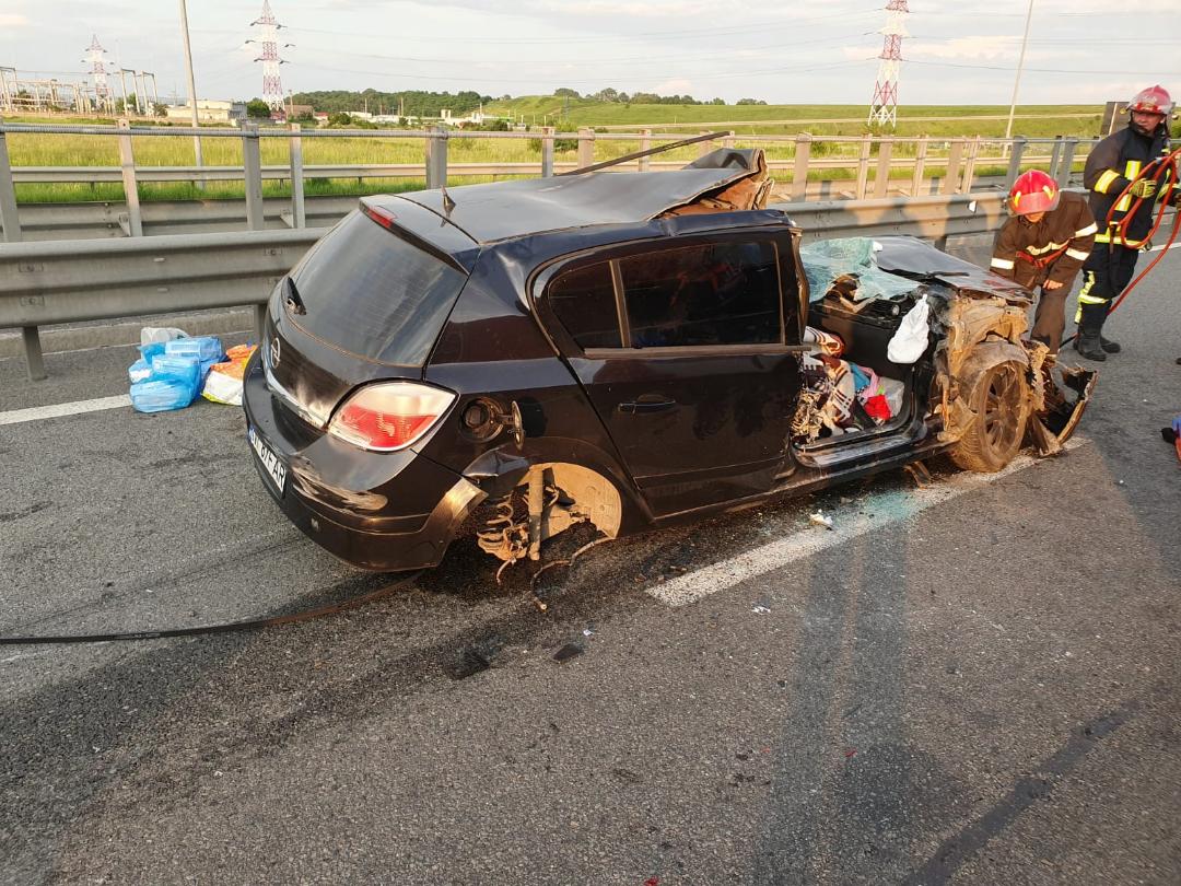 Accident cu trei victime pe autostradă, lângă Turda. Coliziune între un TIR şi un autoturism