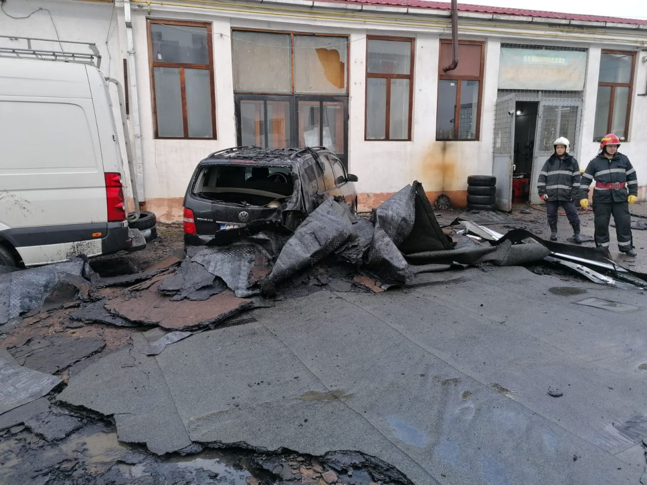 Vântul a făcut ravagii! O mașină