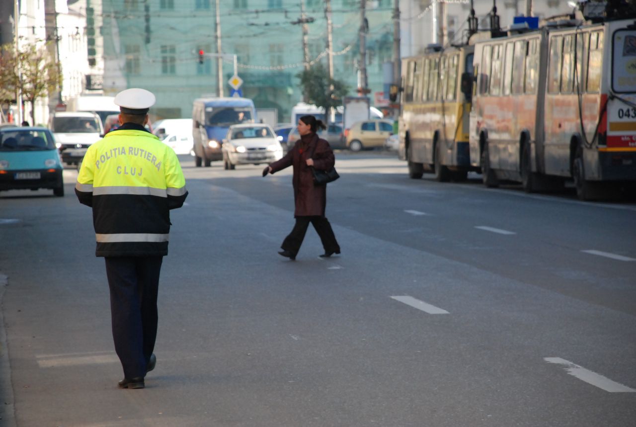 Polițiștii avertizează că persoanele care traversează neregulamentar o fac pe proprie răspundure şi îşi asumă un risc real. Dacă se încumetă la gestull respectiv