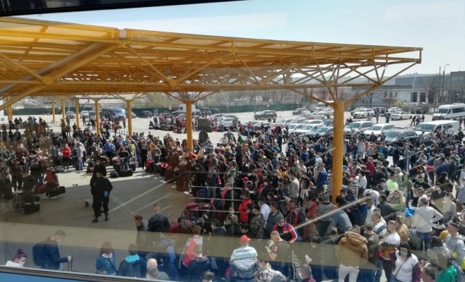 Cum au ajuns muncitorii sezonieri să se înghesuie pe Aeroportul Cluj. Arafat: "Nimeni nu a crezut că vor fi chemați 2.000 într-o singură zi"