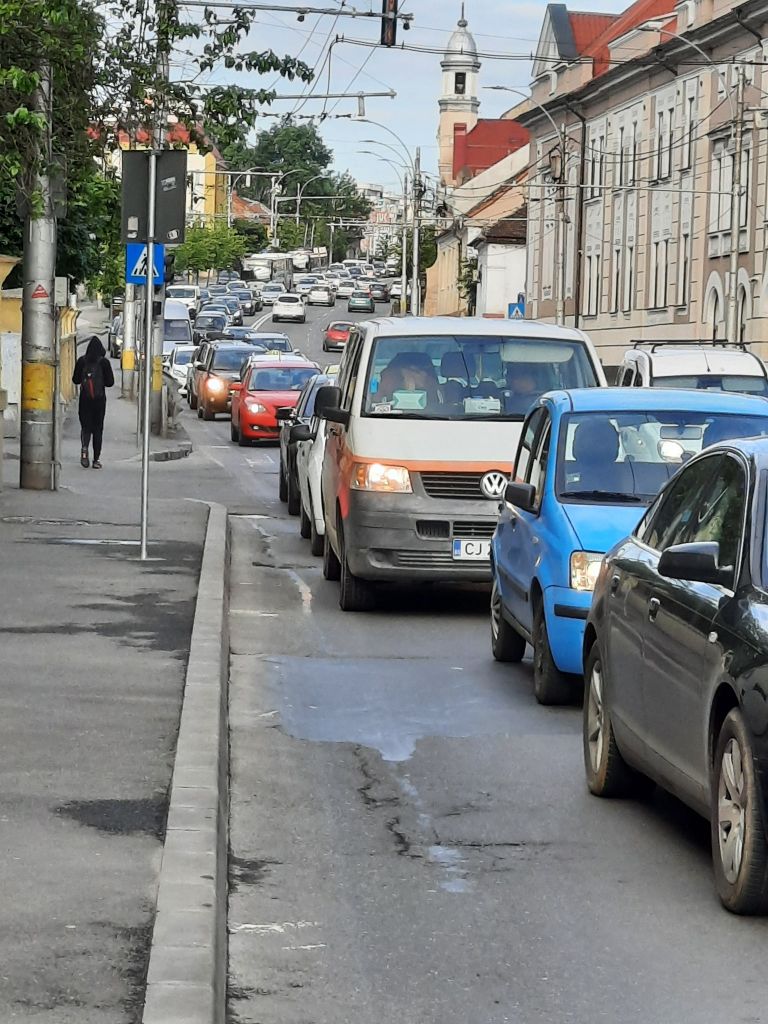 din nou paralizat de traficul bară la bară.