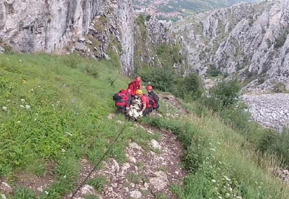Doi tineri din Cluj, BLOCAŢI pe o stâncă în Cheile Vălişoarei. Intervenţie grea a salvamontiştilor