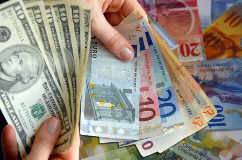 ANALIZĂ VALUTARĂ: Dolarul a scăzut de la începutul lunii cu 14