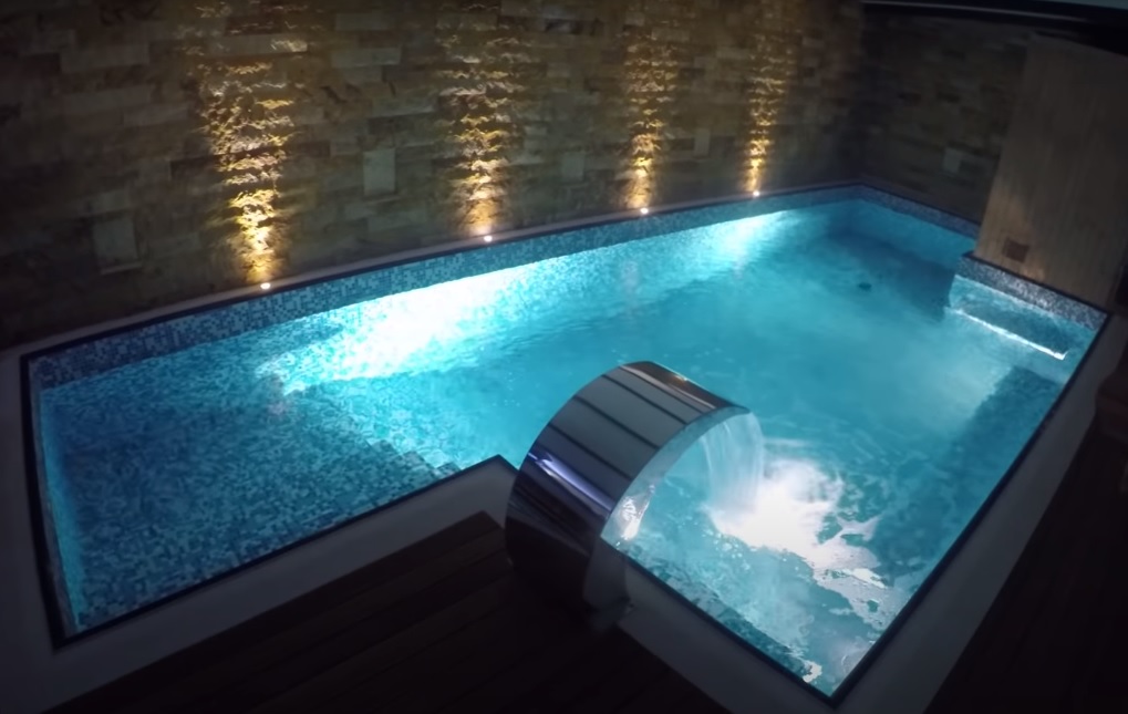 un-afacerist-controversat-are-cel-mai-scump-apartament-din-cluj-e-de-vanzare-cum-a-fost-izolarea-intr-un-apartament-de-lux-la-bloc-cu-piscina-bar-si-semineu-video