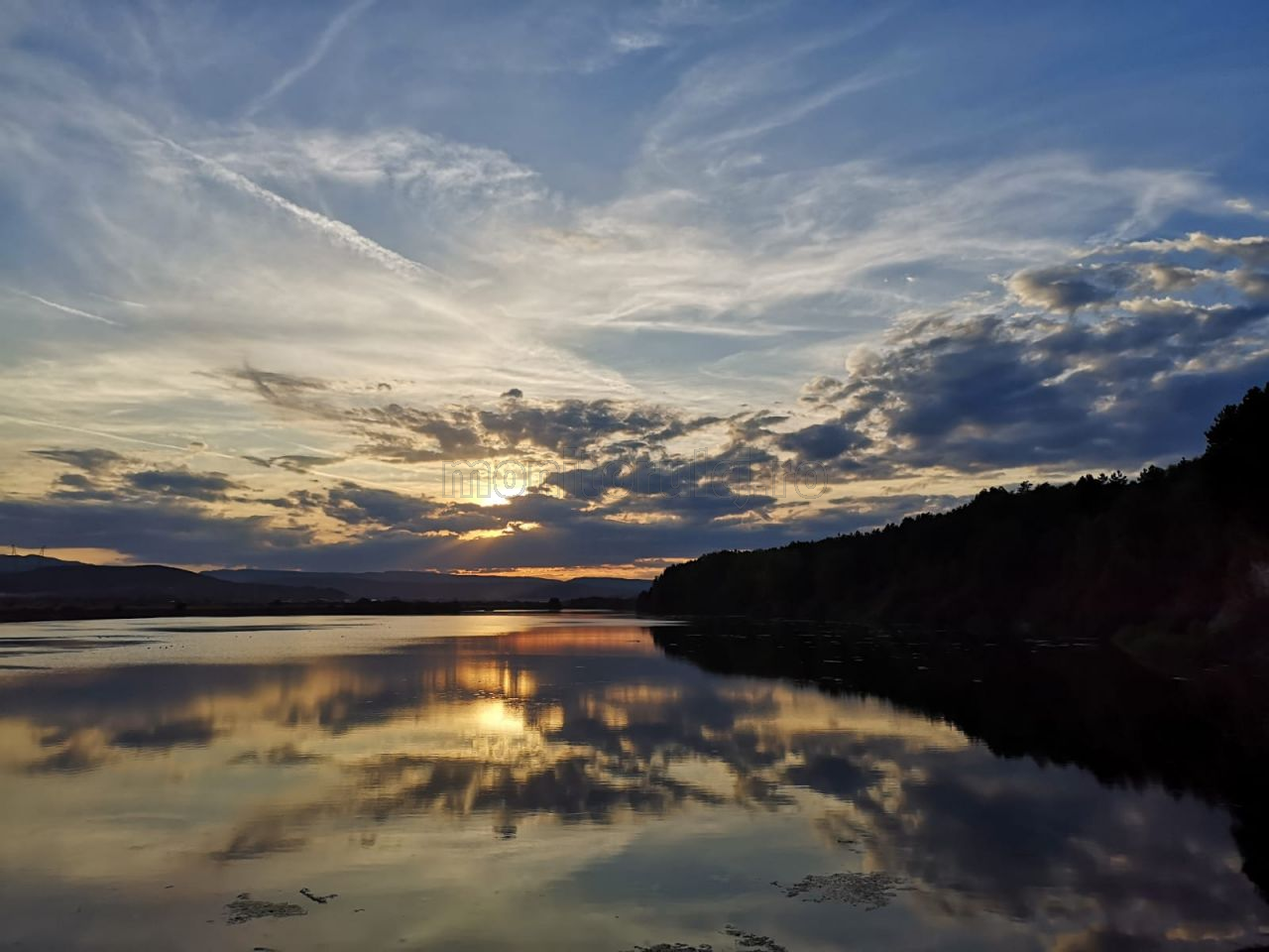 POZA ZILEI. Apus reflectat în apa lacului din Florești