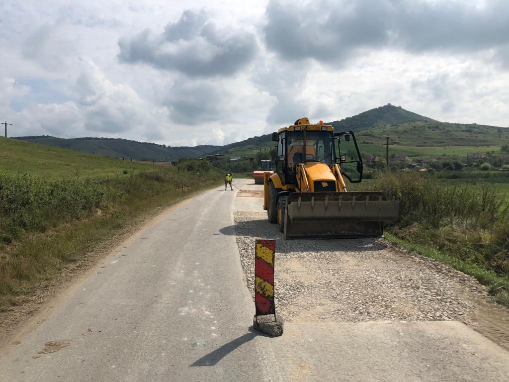 Se toarnă asfalt pe un sector de 3