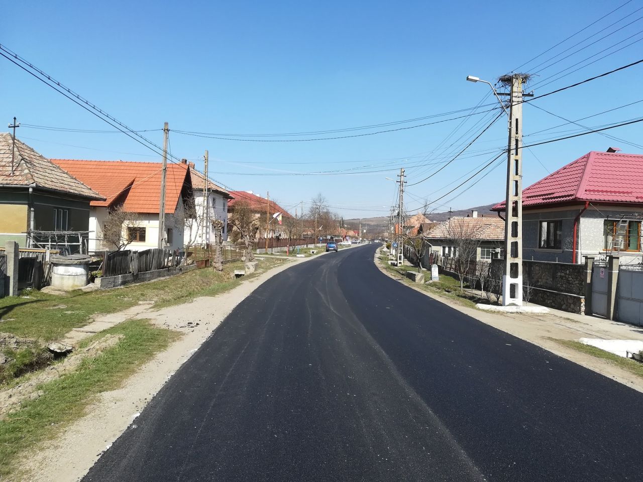 Asfaltare pe bucățele. Un tronson dintr-un drum județean