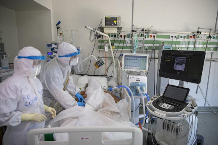 CREȘTE numărul pacienților internați la ATI cu COVID-19. Peste 6.000 de persoane infectate în ultimele 24 de ore