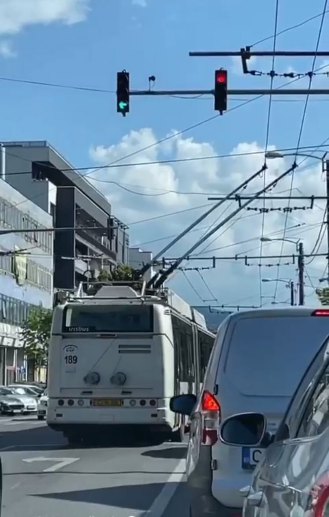 surprins în timp ce trece pe culoarea roșie a semaforului.