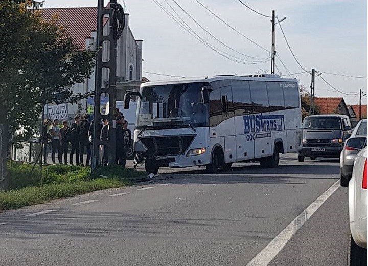Autocar plin cu elevi