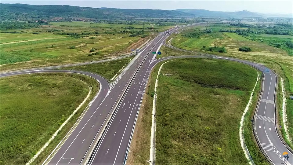 O nouă „autostradă muzeu” în țară: „Cât va mai dura bătaia de joc față de șoferi și față de banul public?”