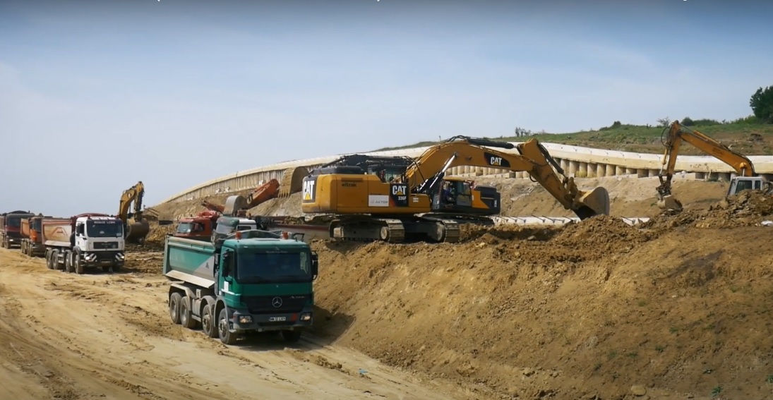 desteptarea-pe-autostrada-sebes-turda-s-au-trezit-aktorii-greci-cum-se-lucreaza-pe-santier-video